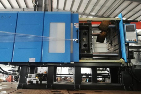 果筐注塑機廠家如何保證設備性能的一致性和穩(wěn)定性？