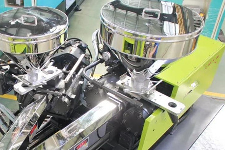 如何選擇混雙色注塑機(jī)？看完后漲知識(shí)！